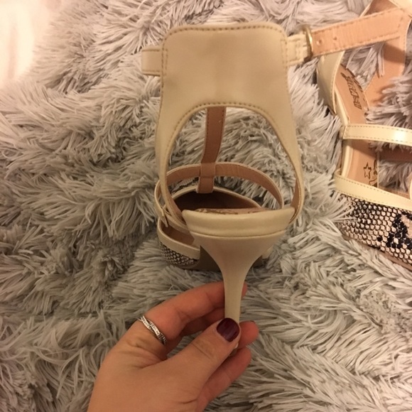 Brash snake skin nude heels - Picture 3 of 4